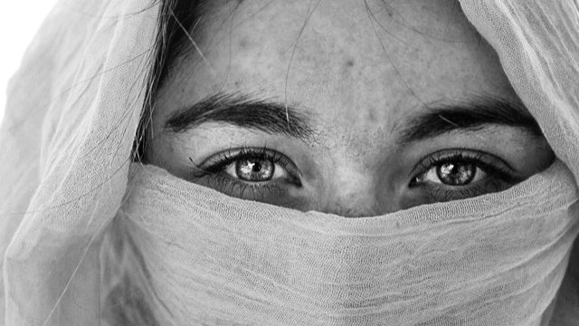 Forma de oro en las rocas